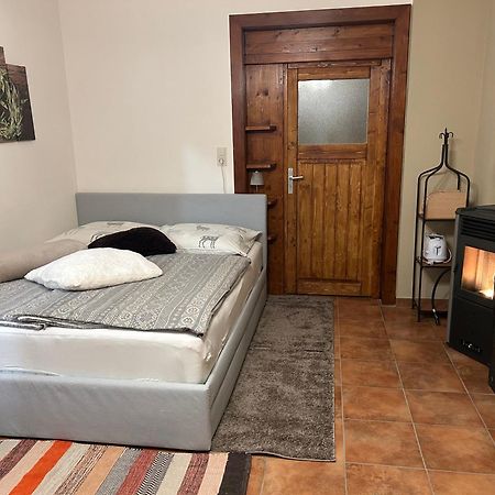 Miniferienwohnung Fuer Unkompliziertes Naturliebhaberpaerchen Payerbach Bagian luar foto